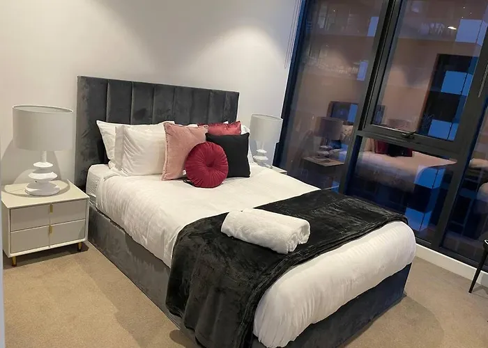 Modern 3 Bedroom Apartment In Southbank